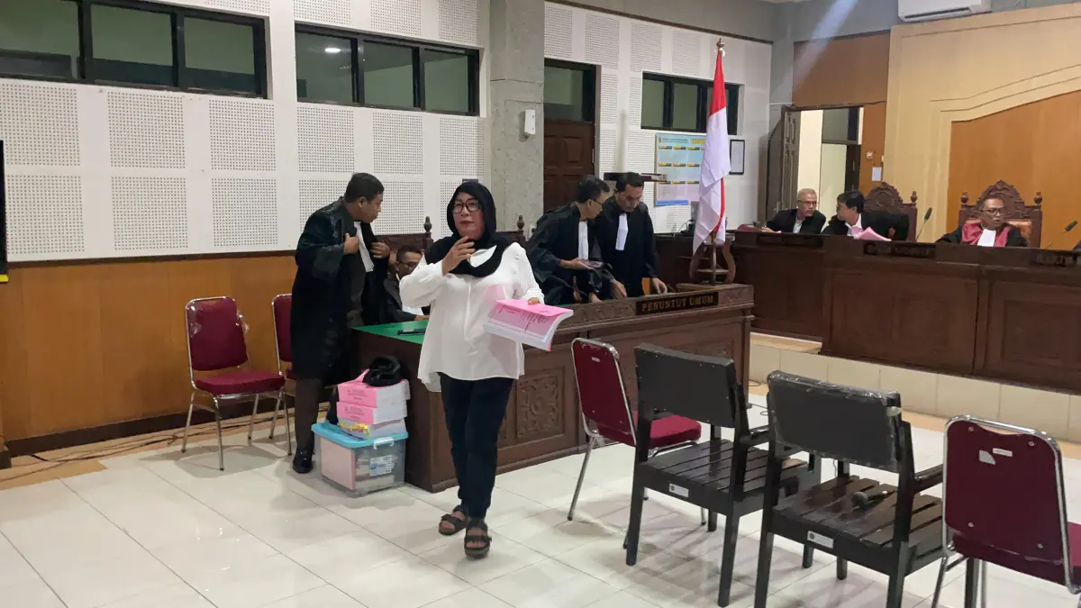 HUKUMAN BERKURANG: Terpidana kasus narkoba Ida Adnawati keluar dari persidangan usai menjalani sidang, beberapa waktu lalu. (HARLI/LOMBOK POST)