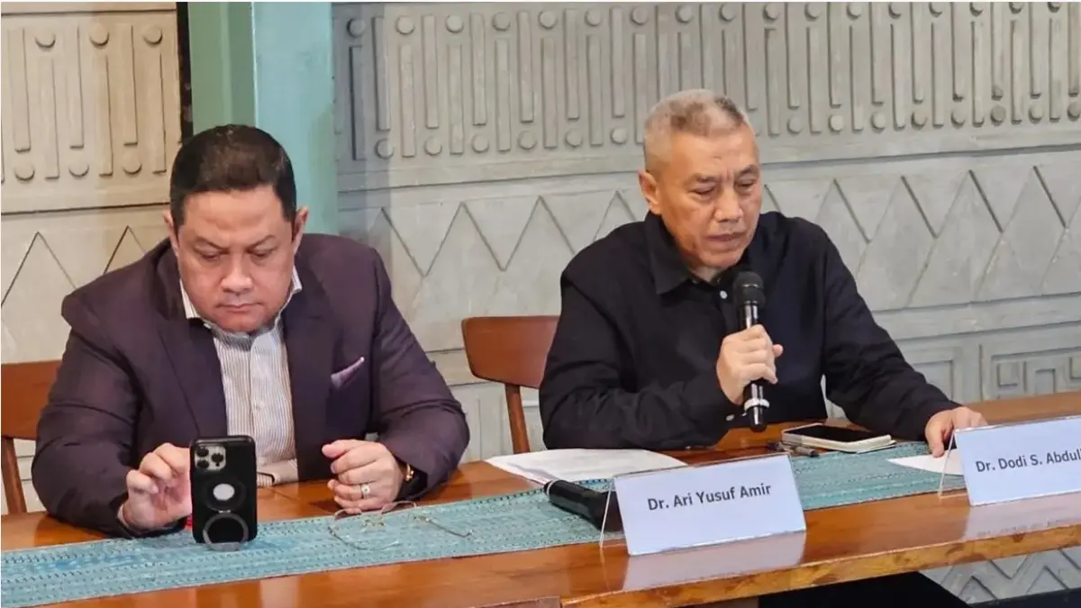 JELASKAN: Kuasa hukum Nadiem, Ari Yusuf Amir saat memberikan keterangan kepada wartawan. (DOK JPC)
