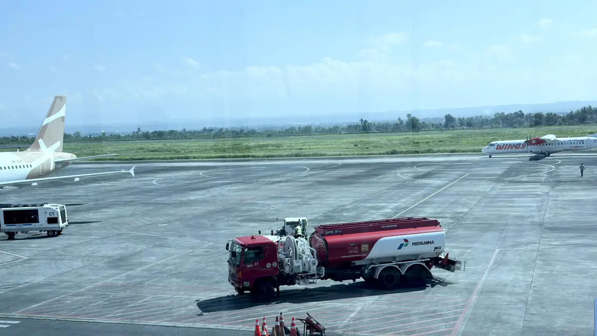 KEBUTUHAN POKOK: Truk tangki Pertamina yang mengangkut bahan bakar avtur, untuk kebutuhan pengisian pesawat di BIZAM, beberapa waktu lalu. (YUYUN/LOMBOK POST).