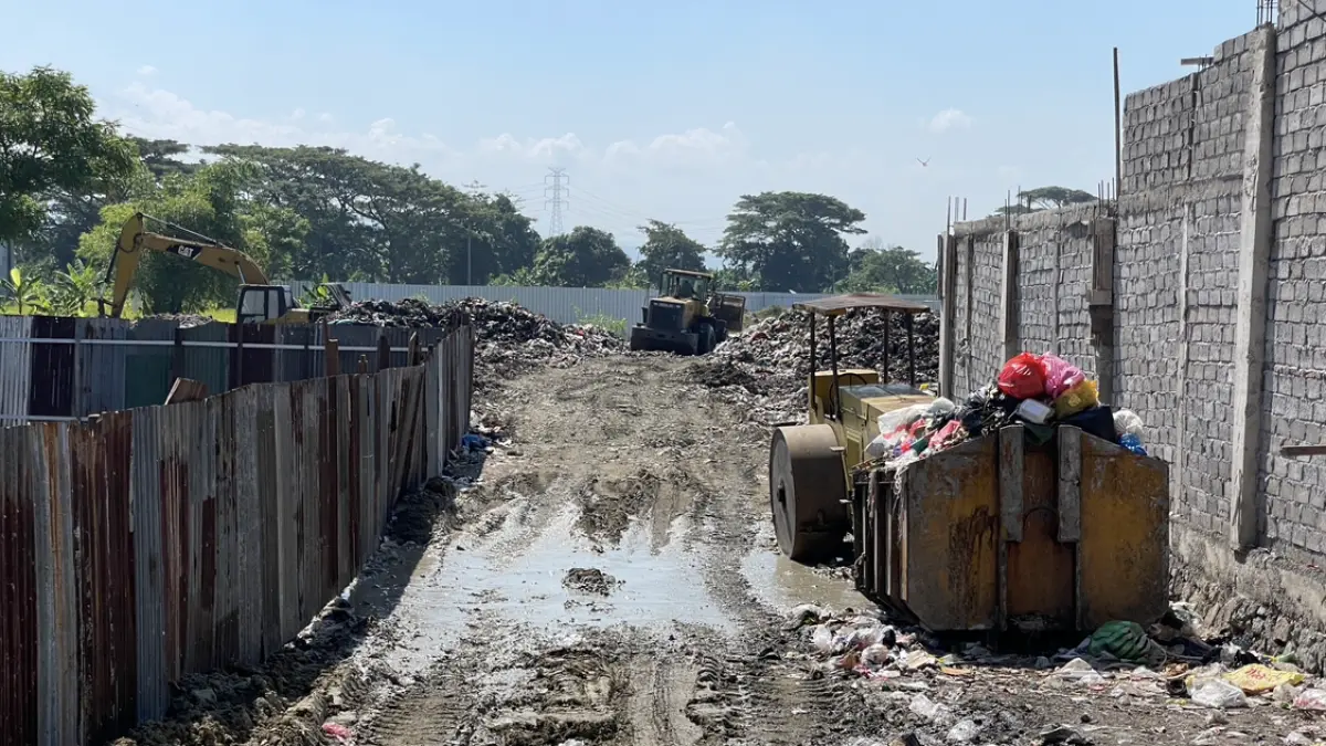 KERJA HEBAT: Gunungan sampah di TPS Bintaro berhasil terkuras berkat kerja gotong royong petugas sampah, Senin (21/4). 