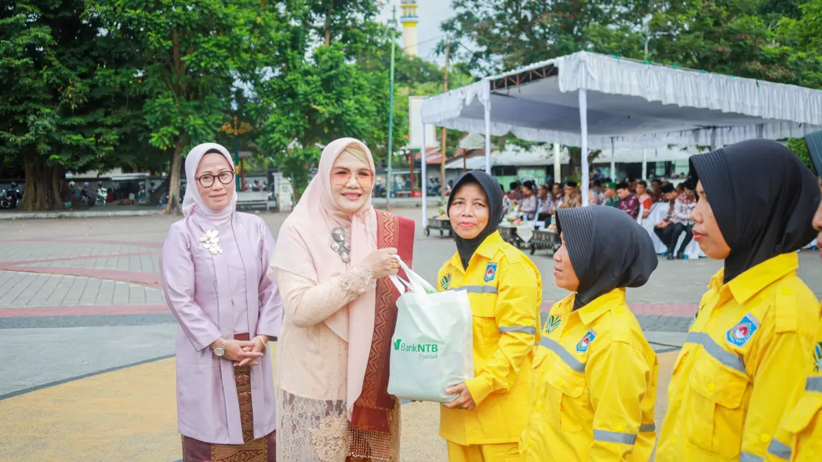 KERJA HEBAT: Ketua GOW Kota Mataram Hj Waridah Mujiburrahman memberikan apresiasi pada petugas sampah perempuan yang telah berjibaku menjaga kebersihan kota, Selasa (21/4). 