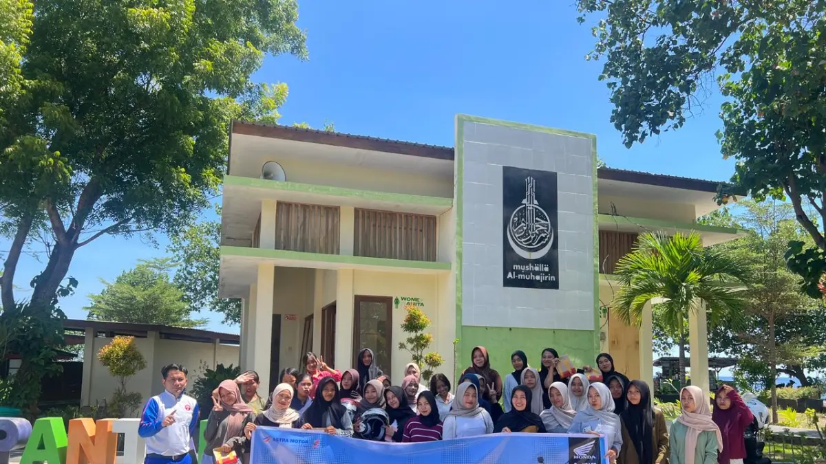 KOLABORASI : Tim safety riding Astra Motor NTB bersama Gen Z dalam kegiatan edukasi yang digelar pada 19 April 2026 di Lombok Utara. (Honda for Lombok Post)
