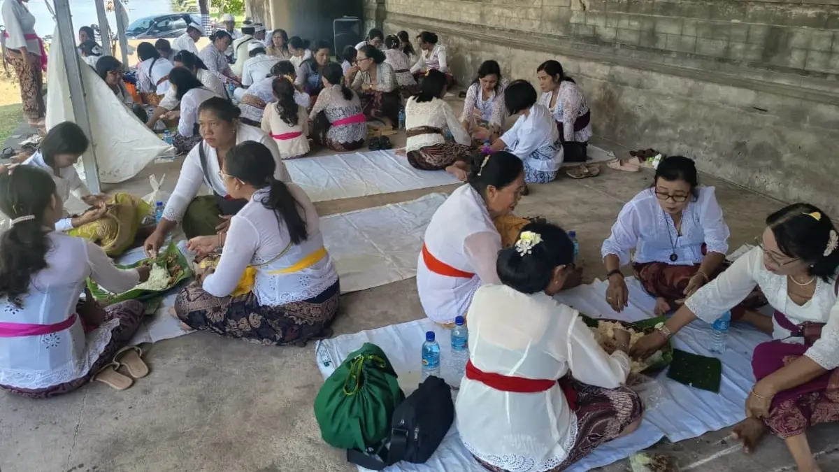 LESTARIKAN BUDAYA: Para guru dan pegawai yang tergabung dalam IKGPH Kecamatan Cakranegara dan Sandubaya Begibung pada pada HUT IKGPH ke-35 yang dirangkai dengan Dharma Shanti Saka 1948 di Taman Mayura.