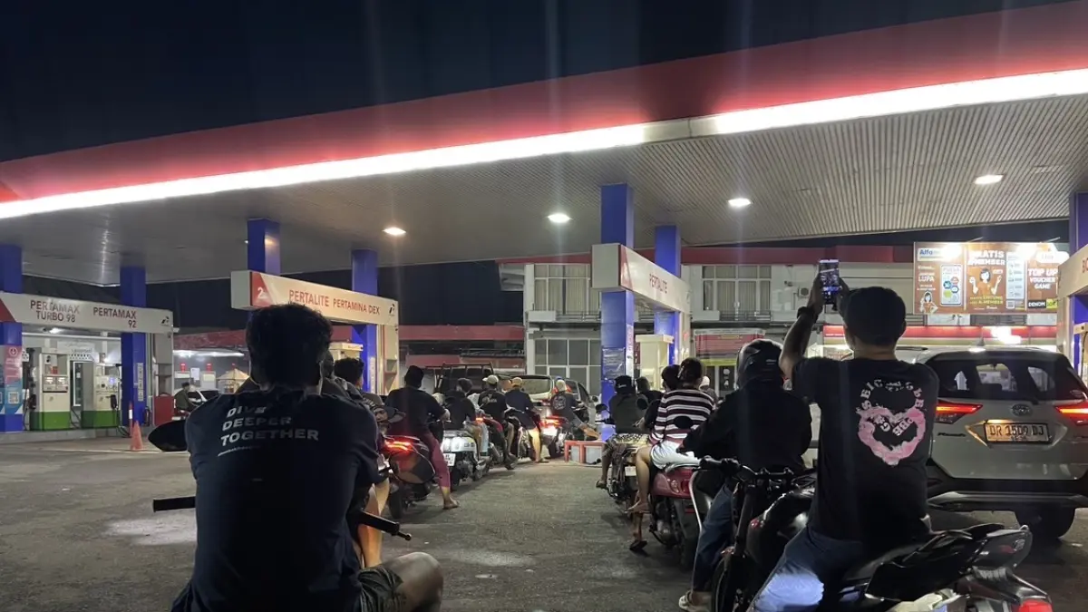 MAKIN SULIT: Warga antre mengisi BBM Subsidi di tengah melambungnya harga bahan bakar nonsubsidi lainnya, Senin malam (20/4)
