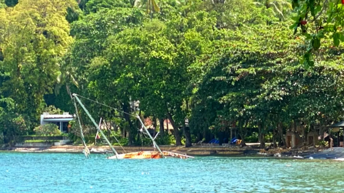 MENGGANGGU PEMANDANGAN: Satu unit bangkai kapal sudah setahun lebih telantar di bibir Pantai Senggigi, Lombok Barat. (TONI/LOMBOK POST)