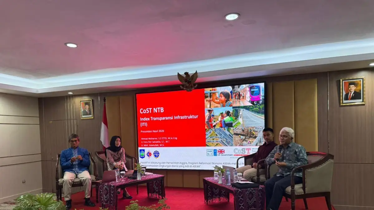 Para narasumber di kegiatan publikasi hasil evaluasi Infrastructure Transparency Index (ITI) Provinsi NTB oleh Construction Sector Transparency (CoST) NTB di Hotel Lombok Raya, Kamis (23/4).