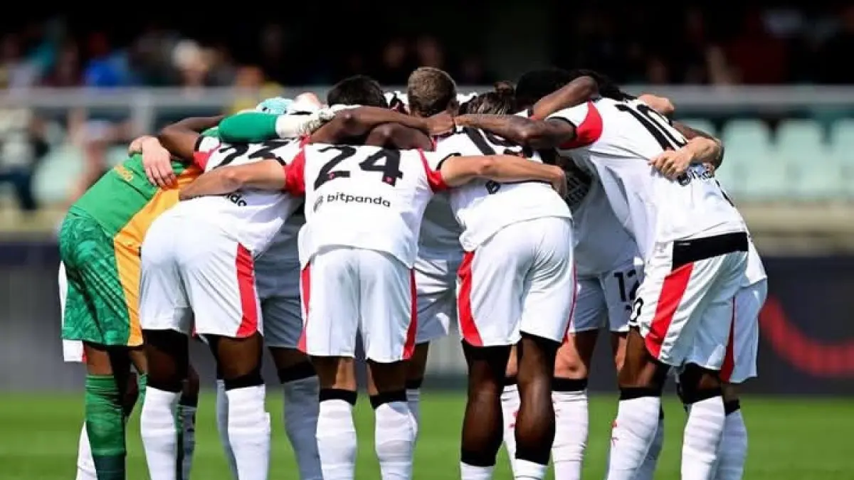 Para pemain AC Milan saling menyemangati sesaat sebelum memulai sebuah laga. (Istimewa) 