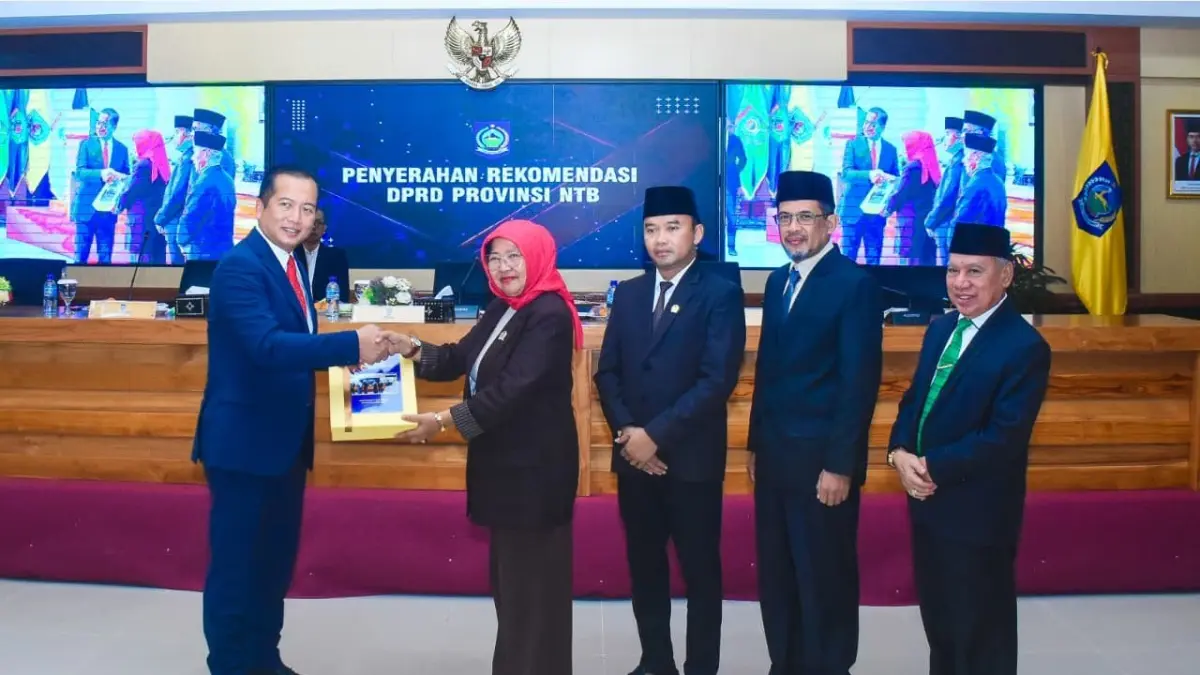 PARIPURNA: Gubernur NTB Lalu Muhamad Iqbal bersama Ketua DPRD NTB Baiq Isvie Rupaeda dan unsur pimpinan dewan saat sidang paripurna di Ruang Rapat Utama Kantor Gubernur NTB, Selasa (22/4). (DISKOMINFOTIK NTB/LOMBOK POST)