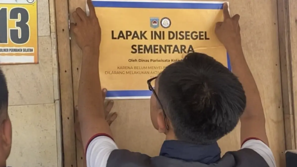 Penyegelan sebuah lapak oleh petugas kerena menunggak bayar reteibusi UMKM di Taman Loang Baloq. (DOK. DISPAR)