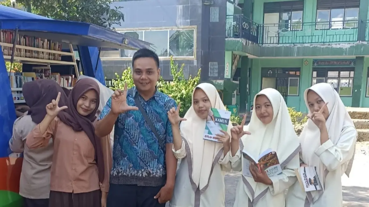 PERPUSTAKAAN KELILING: Petugas Perpustakaan Lombok Timur saat melayani perpustakaan keliling ke salah satu sekolah di Lotim. (SUNRIANTO UNTUK LOMBOK POST)