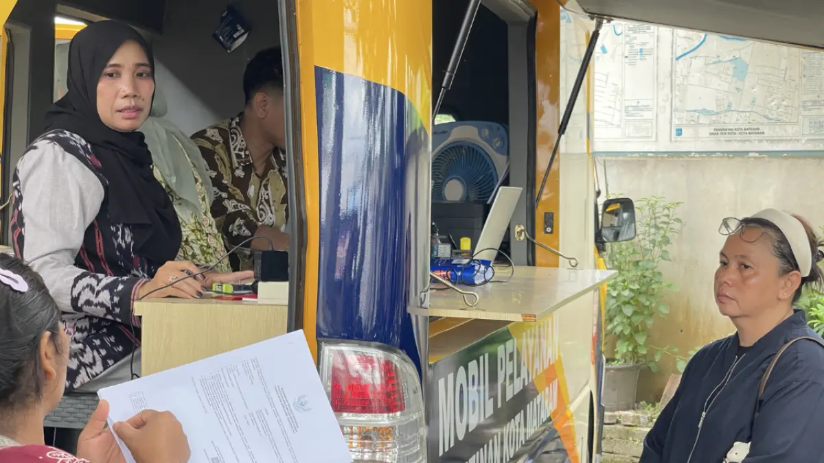 Petugas DPMPTSP Kota Mataram melayani langsung pengurusan Nomor Induk Berusaha (NIB) melalui mobil pelayanan keliling di Kelurahan Monjok Barat, Kecamatan Selaparang. (ZAD/LOMBOK POST)
