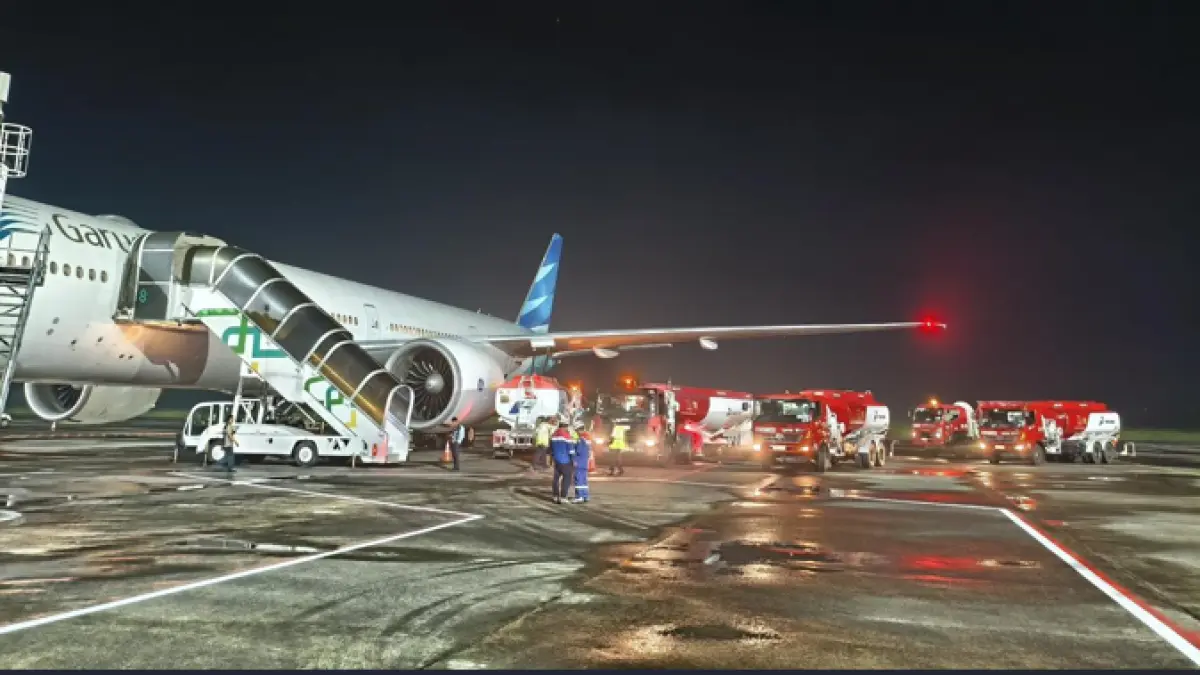 Petugas melakukan pengisian avtur di Bandara Internasional Lombok untuk mendukung kelancaran penerbangan haji Embarkasi Lombok 2026.