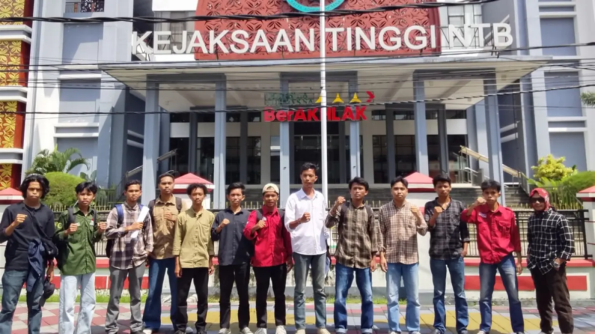  Puluhan mahasiswa yang tergabung dalam Aliansi Rakyat Anti Korupsi (Aksara) NTB kembali menggelar aksi di Kejati NTB, Kamis (23/4). 