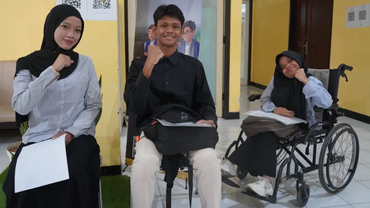 RAMAH DISABILITAS: Peserta UTBK-SNBT disabilitas di Unram mendapatkan fasilitas khusus agar bisa mengikuti ujian dengan optimal, Rabu (22/4).

