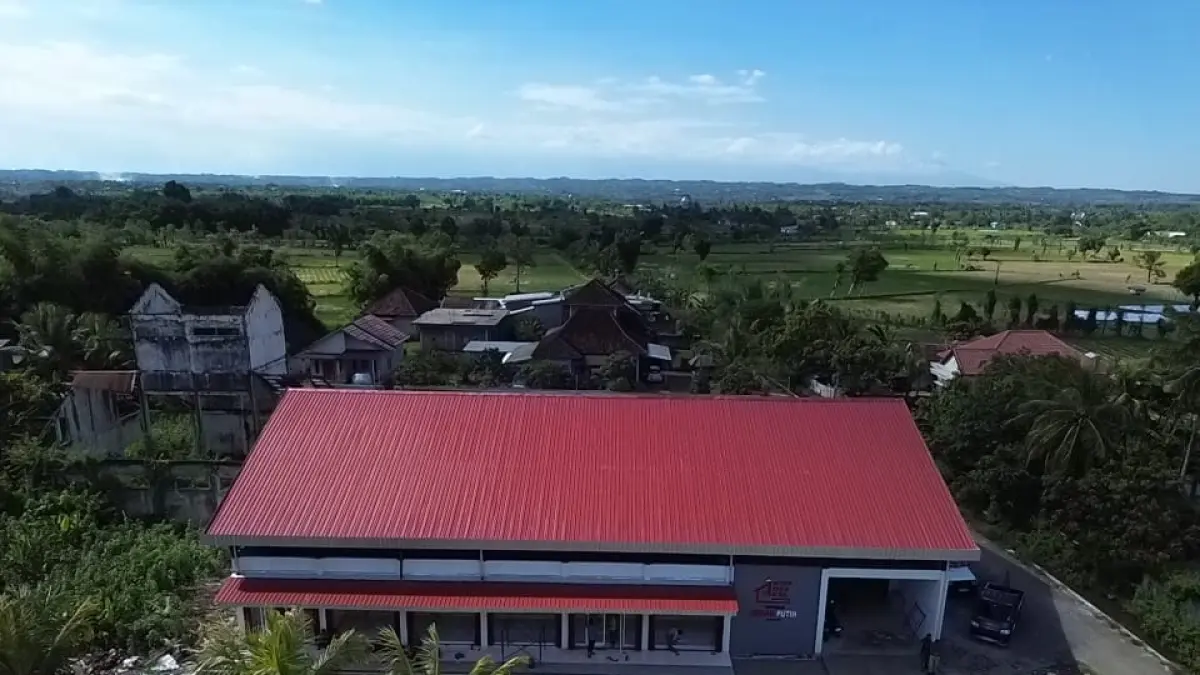 RAMPUNG: Inilah salah satu penampakan gerai KDMP dari atas yang rampung dikerjakan di Desa Pringgarata, Pringgarata, Lombok Tengah.&nbsp;(Kodim for Lombok Post) 

