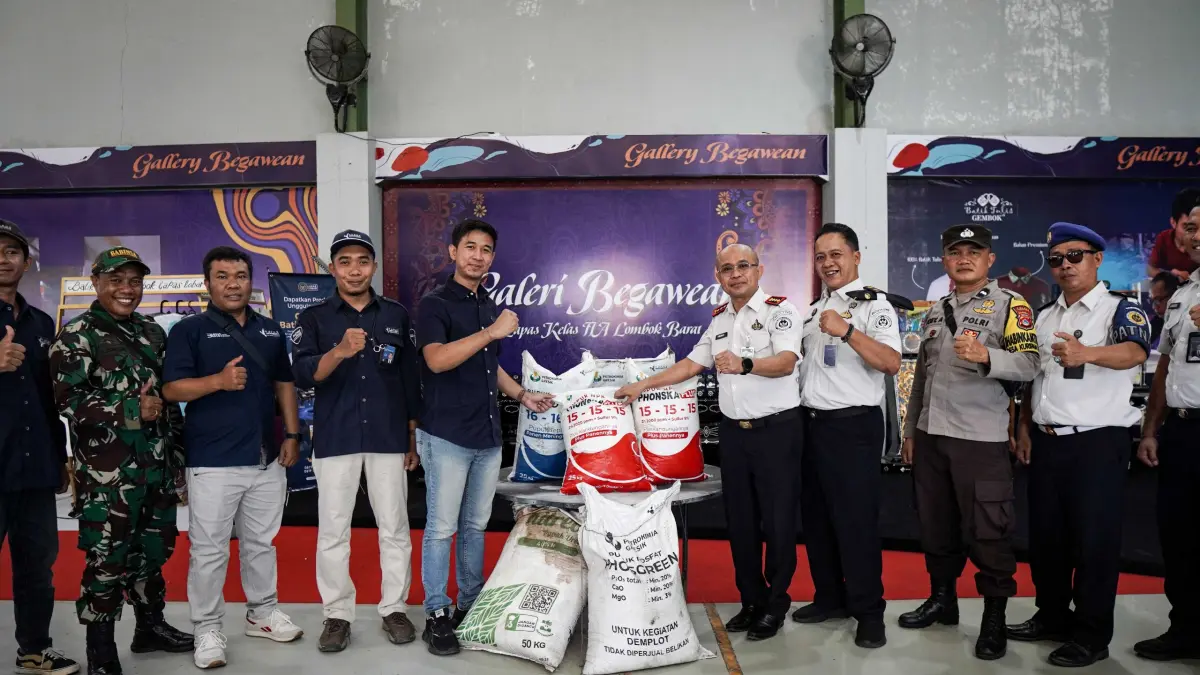 SALURKAN BANTUAN: Pihak Pupuk Indonesia menyerahkan simbolis bantuan 1,75 ton pupuk demplot ke Lapas Kelas IIA Lombok Barat (Lobar). (IST/LOMBOK POST)