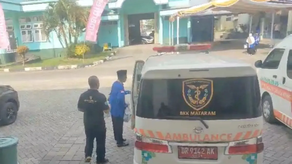 Satu JCH Kloter 3 asal Lombok Barat (kemeja biru), masuk ke mobil ambulans untuk menjalani pemeriksaan kesehatan lanjutan, di RSUD NTB dari Asrama Haji Embarkasi Lombok, Kamis (23/4).