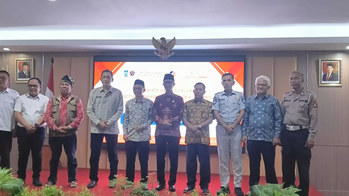 Sekda NTB Abul Chair bersama Kadishub NTB Ervan Anwar dan perwakilan peserta berfoto bersama usai publikasi hasil evaluasi ITI di Hotel Lombok Raya, Mataram, Kamis (23/4).