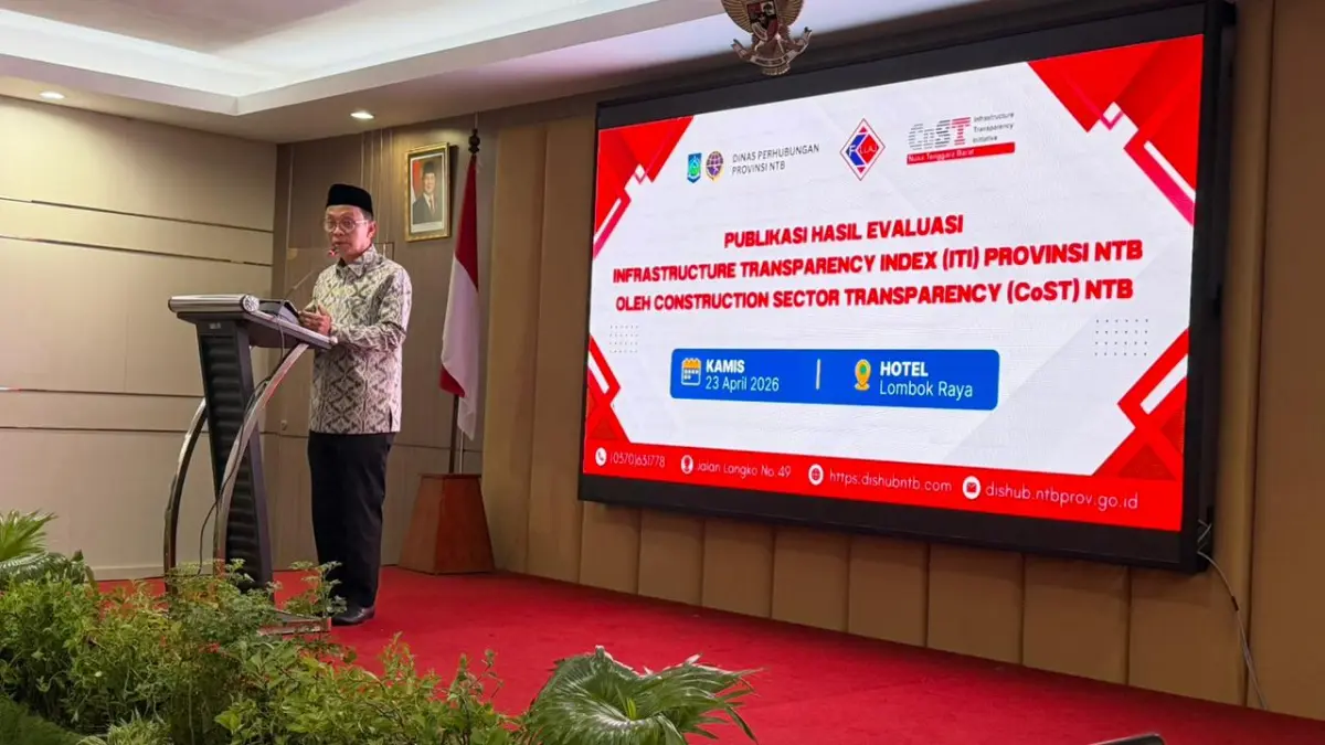 Sekda NTB Abul Chair membuka kegiatan publikasi hasil evaluasi Infrastructure Transparency Index (ITI) Provinsi NTB oleh Construction Sector Transparency (CoST) NTB di Hotel Lombok Raya, Kamis (23/4).