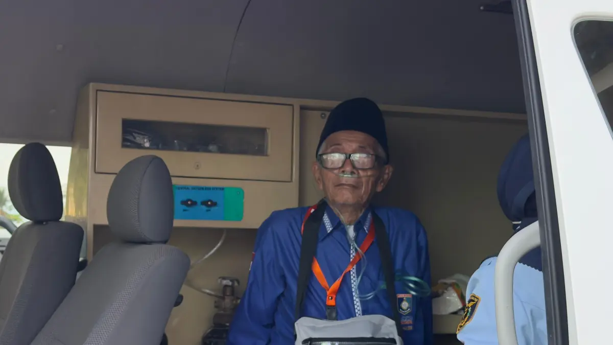 Seorang JCH Kloter 3 asal Lombok Barat masuk ambulans, dan langsung mendapatkan alat bantu pernapasan, karena segera dirujuk ke RSUD NTB, usai menjalani pemeriksaan kesehatan di Asrama Haji Embarkasi Lombok, Kamis (23/4). (YUYUN/LOMBOK POST)