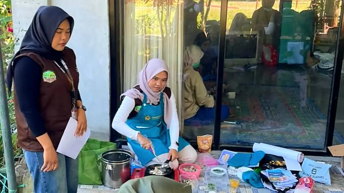 SIAPKAN MENU BERGIZI: Mahasiswa KKN Polkesram siapkan camilan bergizi bagi balita untuk mencegah stunting di Desa Batu Mekar, Lombok Barat.
