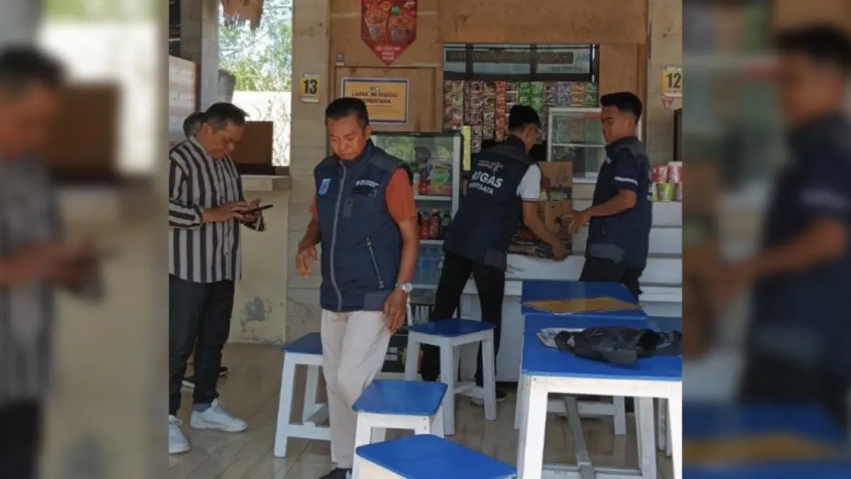 SUMBER PAD: Satgas pariwisata Dispar Kota Mataram saat melakukan penyegelan lapak di Loang Baloq, beberapa waktu lalu. 