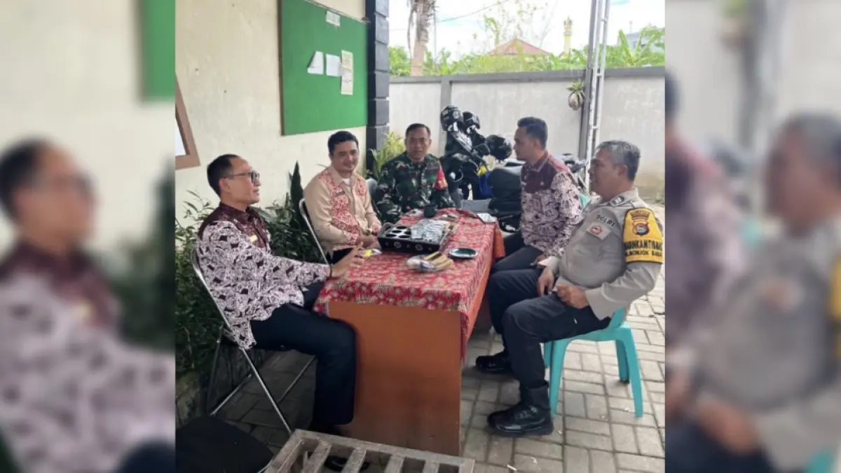 TURUN LANGSUNG: Kepala DPMPTSP Kota Mataram Novian Rosmana (kiri depan) bersama Camat Selaparang, Lurah Monjok Barat, Babinsa dan Babinkamtibmas di sela mengecek layanan Mobil Perizinan DPMPTSP, Selasa (21/4). 