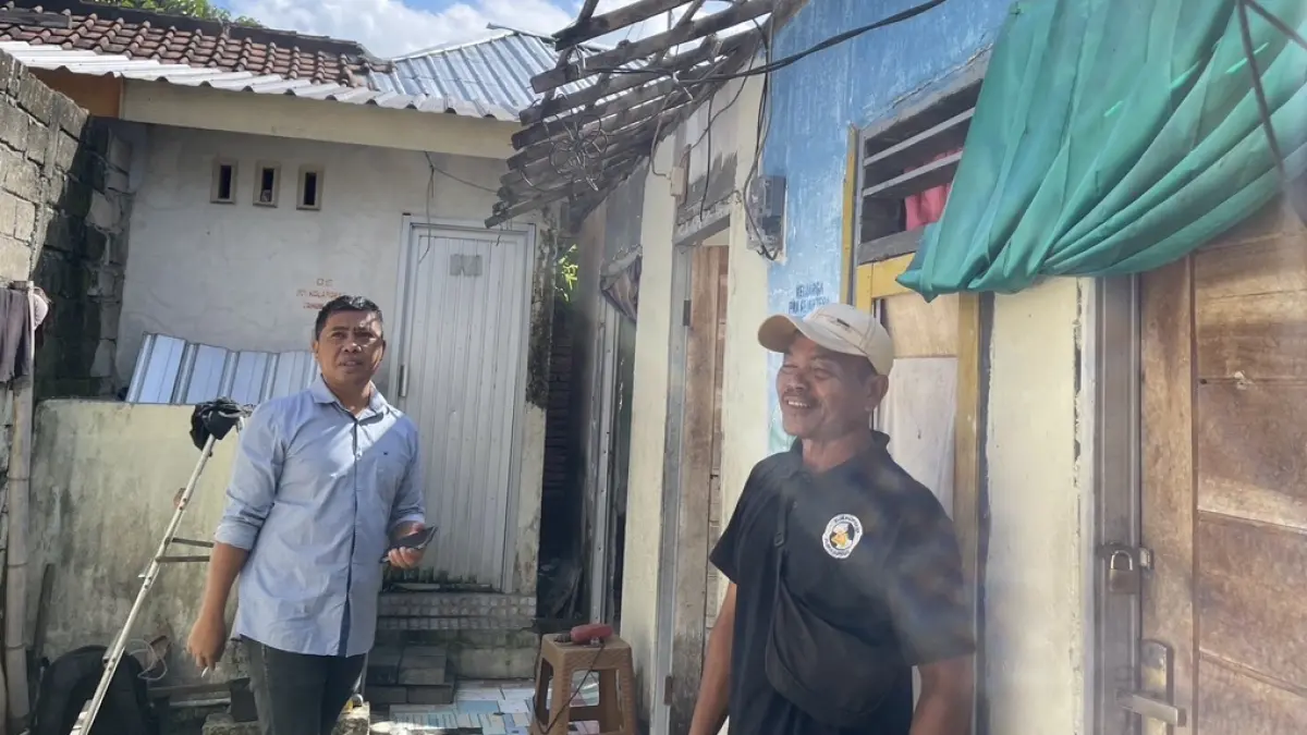 AKSI SPONTAN: Rachman mengunjungi rumah Mukhlis yang tengah dalam proses renovasi, menggunakan dana pribadi, Kamis (23/4). 