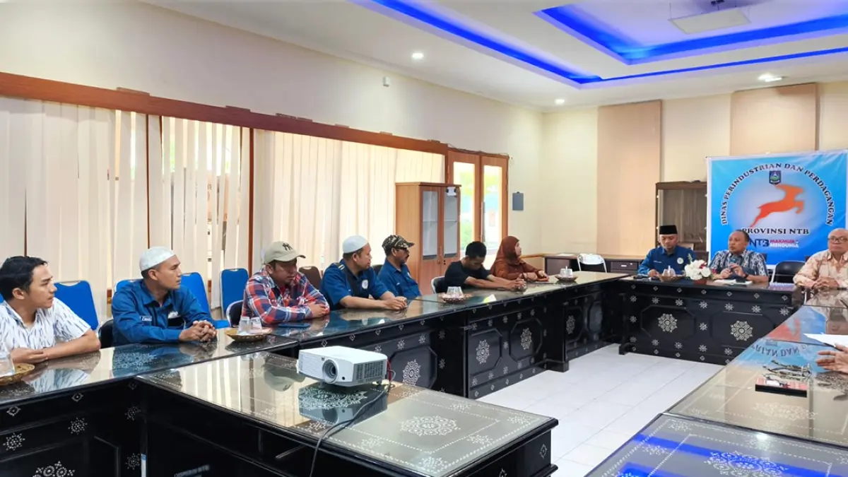 AUDIENSI: Suasana audiensi Asosiasi Masyarakat Pedagang Emas Sekarbela (Ampera) Mataram di Disperindag NTB, Kamis (23/4). (IST/LOMBOK POST)