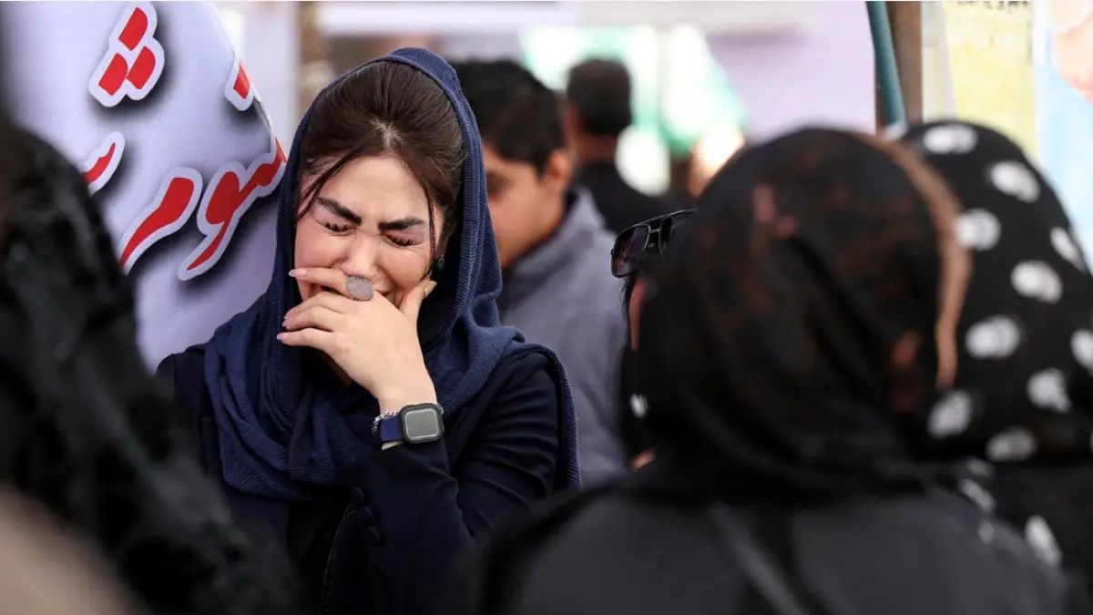BERDUKA: Seorang wanita Iran berduka di makam keluarganya yang tewas selama perang AS-Israel melawan Iran di Pemakaman Behesht Zahra di selatan Teheran. (AFP)