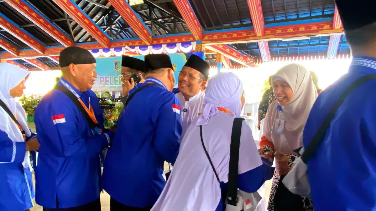 Bupati Lobar Lalu Ahmad Zaini dan Wabup Nurul Adha saat melepas jamaah calon haji asal Lobar di Bencingah Agung, Kamis (23/4). (TONI/LOMBOK POST)
