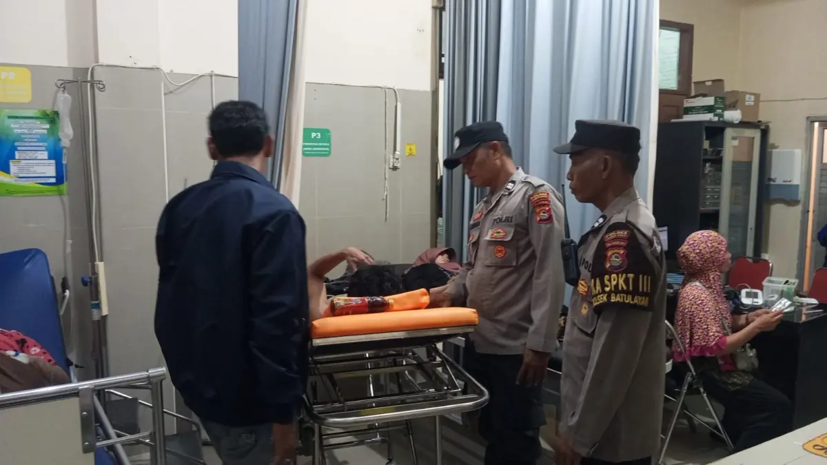 DAPAT PERAWATAN: Korban mahasiswa yang terseret ombak di Pantai Kerandangan 2 saat mendapat penanganan medis di Puskesmas Meninting, Kamis (23/4). Kondisinya kini dilaporkan mulai membaik.
