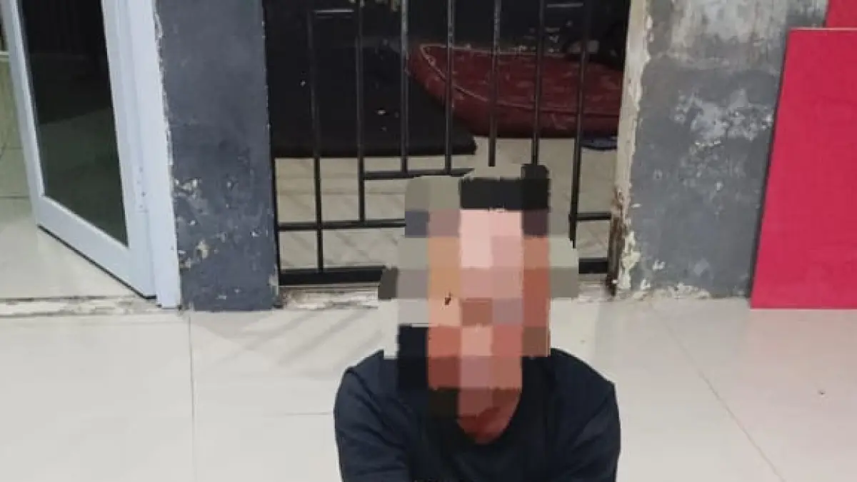 Dua pria berinisial M, yang diduga kuat sebagai pengedar dan pemasok sabu, berhasil diringkus polisi di dua lokasi berbeda, Sabtu (18/4).
