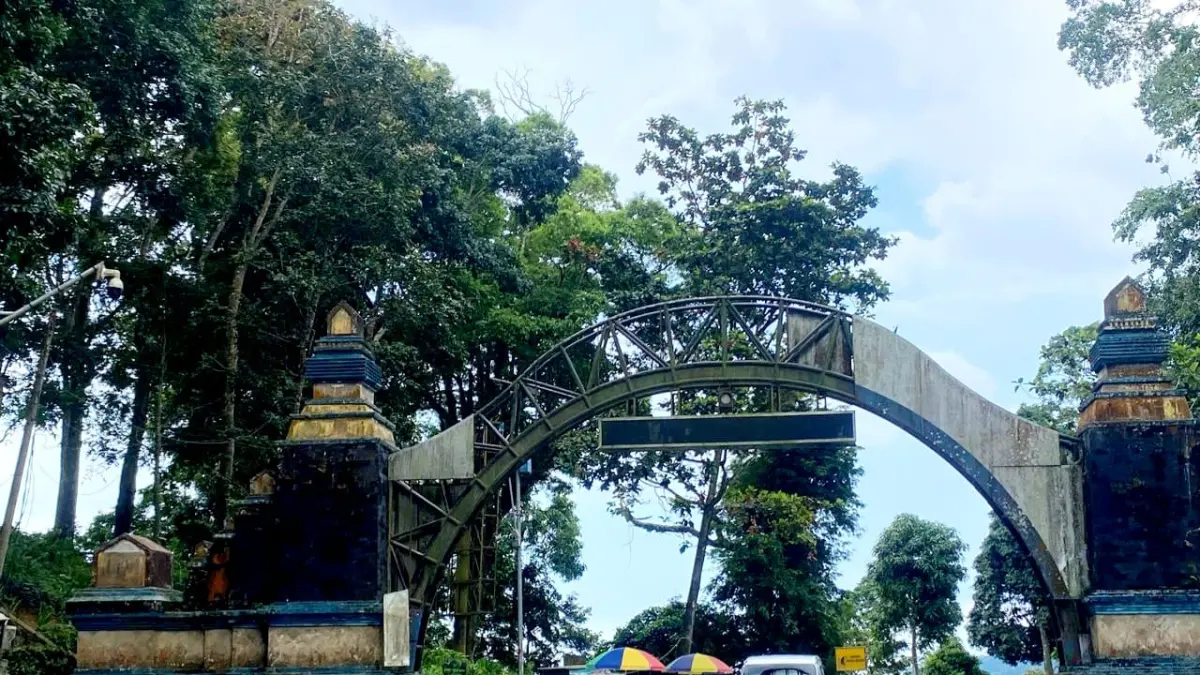 Gerbang perbatasan Lobar dan KLU di Desa Pusuk Lestari sudah terlihat kumuh dan tak terurus. (TONI/LOMBOK POST)