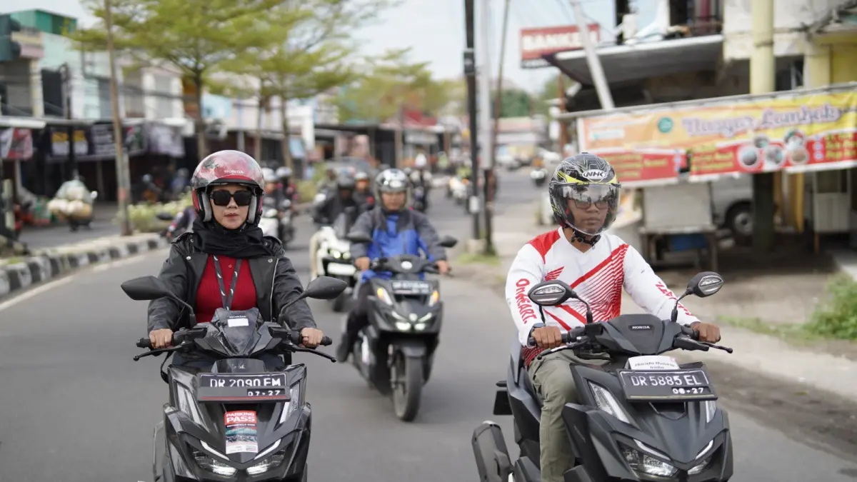Kegiatan touring menggunakan sepeda motor menjadi salah satu aktivitas favorit pecinta roda dua. Selain memberikan pengalaman berkendara yang menyenangkan, touring juga menjadi momen kebersamaan antar komunitas. 