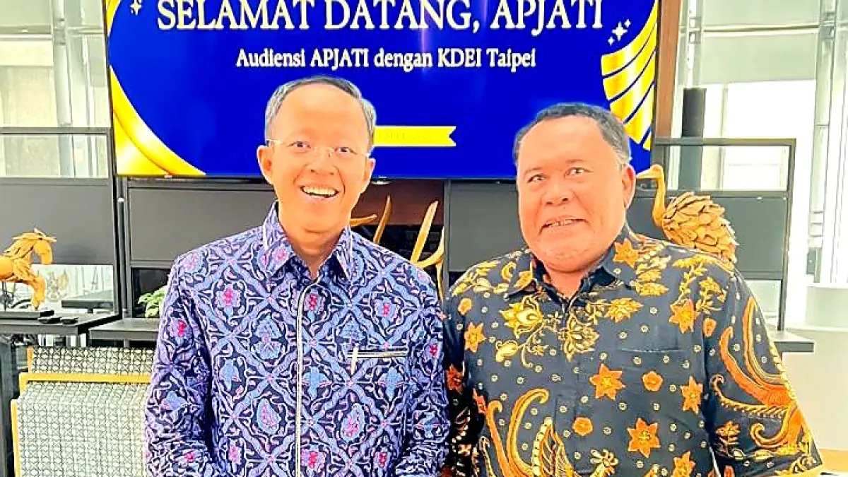 Ketua DPD Apjati NTB H Edy Sopyan (kanan) bersama Kepala KDEI Taipei Arief Sulistiyo saat kunjungan rombongan DPP APJATI dalam business matching dengan para pelaku agensi tenaga kerja di Taiwan 22 sampai 24 April 2026.

