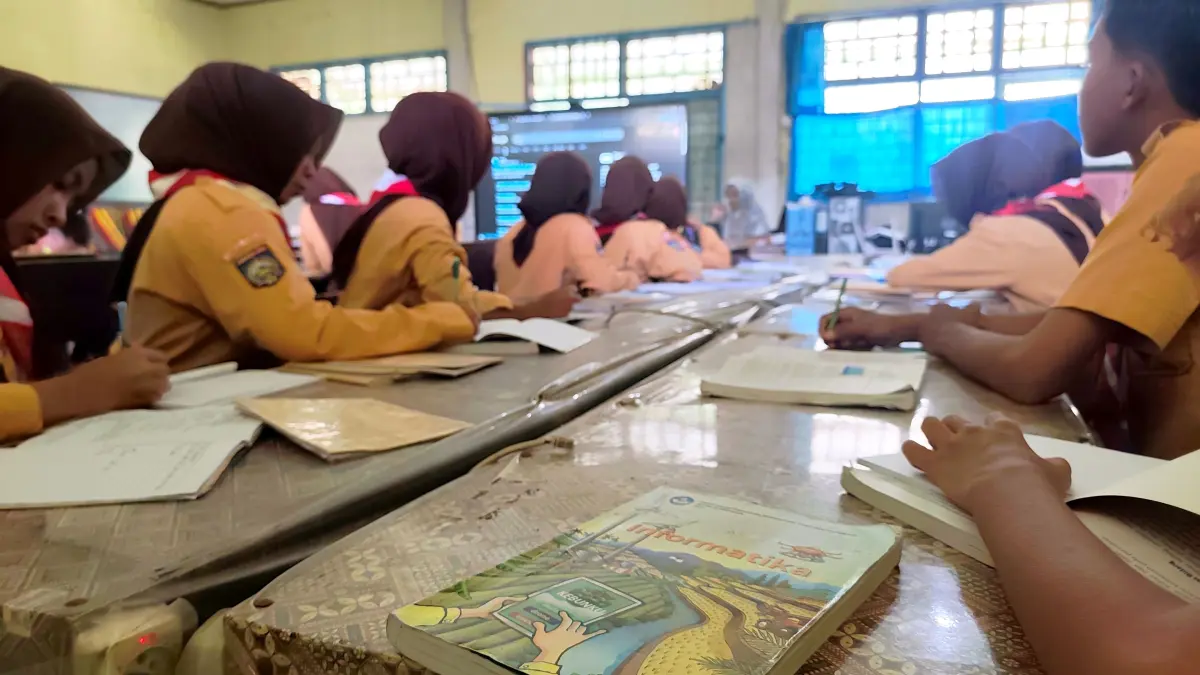 Kini aktivitas belajar mengajar secara digital menjadi lancar dan mudah setelah SMPN 4 Praya Barat mendapat sentuhan stimulus program Kampung Internet dari Kemkomdigi di Desa Setanggor, Kecamatan Pujut, Lombok Tengah, Rabu (23/4).

