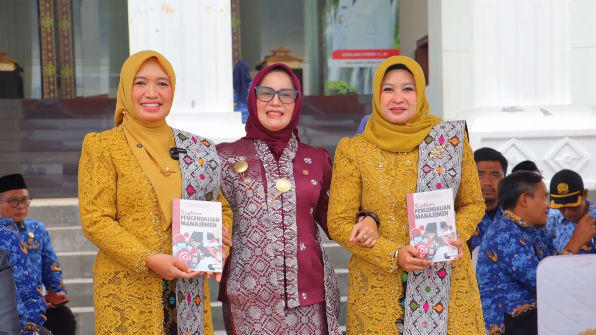 (kiri-kanan) Ketua TP PKK Lombok Utara Hj Rohani Najmul, Ketua Bhayangkari Lombok Utara Heny Agus Purwanta, dan Ketua GOW Lombok Utara Pungky Kusmalahadi