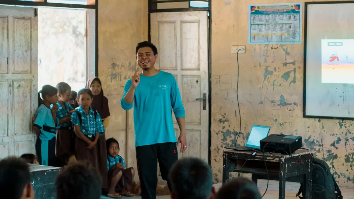 Leader CSD Samara Helmi Budi Lestari bersama komunitas mantapkan komitmennya dalam membangun SDM di Desa Montong Ajan, Praya Barat Daya, Lombok Tengah, Jumat (24/4). (Dewi/Lombok Post) 
