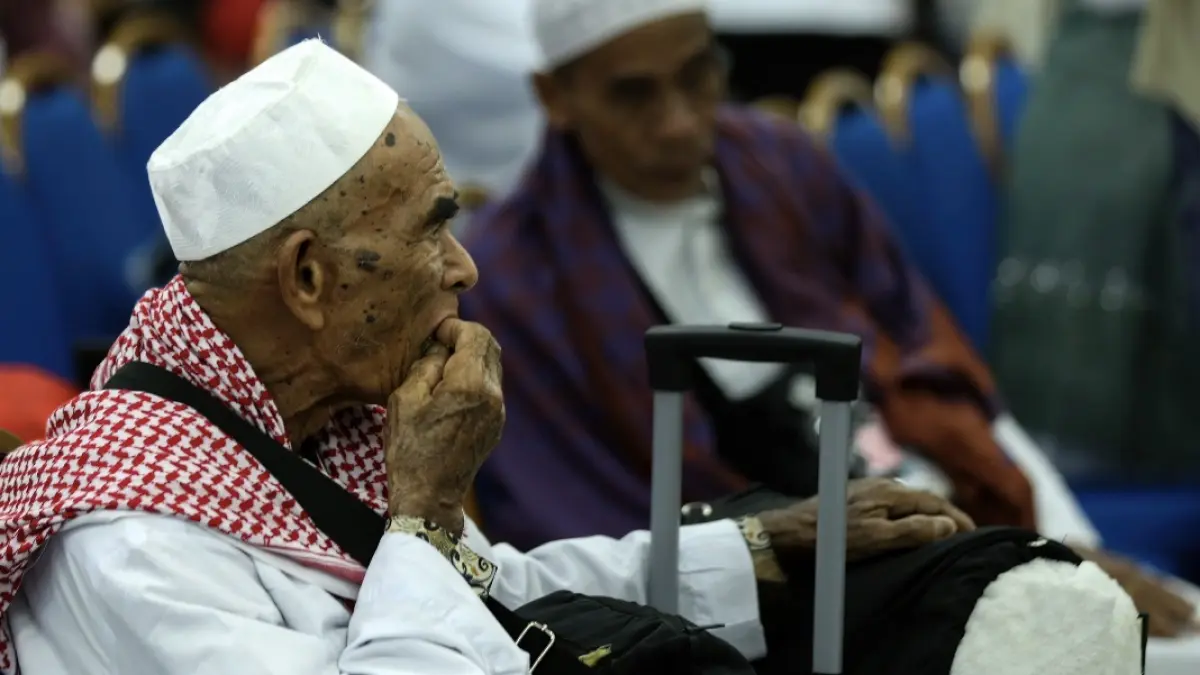 MENUNAIKAN IBADAH: Seorang jamaah calon haji lansia yang akan bersiap berangkat ke Baitullah, beberapa waktu lalu. 