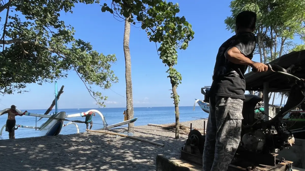 MESIN TARIK NELAYAN: Nelayan di pesisir Bintaro, Ampenan, menggunakan mesin penarik berbasis motor bekas untuk menarik perahu ke darat, beberapa waktu lalu.