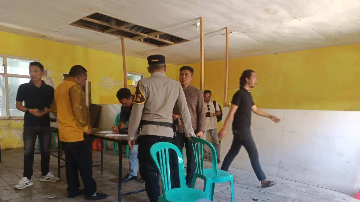 OLAH TKP: Anggota Polres Bima Kota turun olah TKP di kantor DPMDes Bima, Kamis (23/4). (IST)