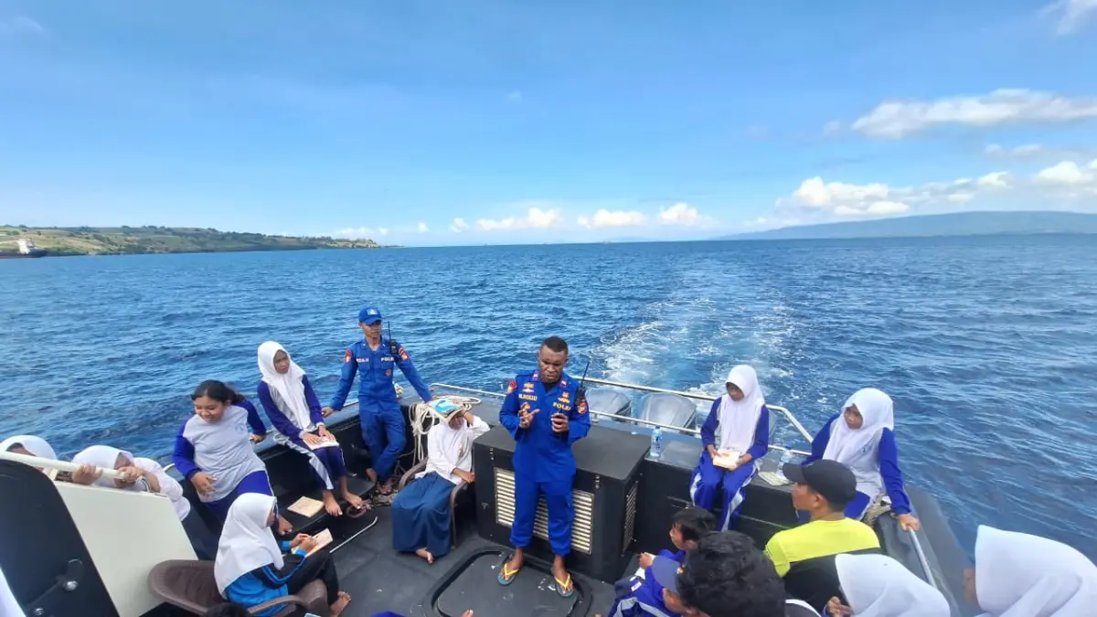 PERPUSTAKAAN TERAPUNG: Anggota Ditpolairud Polda NTB menghadirkan perpustakaan dan klinik terapung di perairan Calabai, Kabupaten Dompu, Kamis (23/4). (Dok Polda NTB)