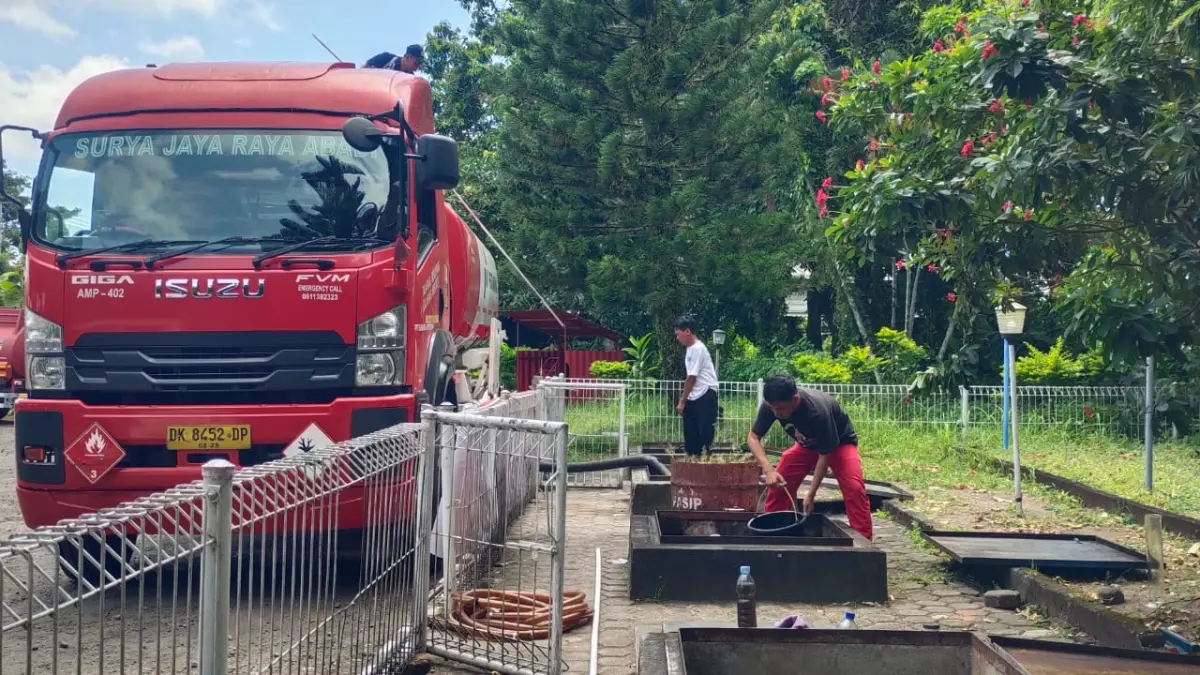 Petugas sedang mempersiapkan pengoperasian SPBU Pemenang, Kamis (23/4). (HABIBUL/LOMBOK POST)