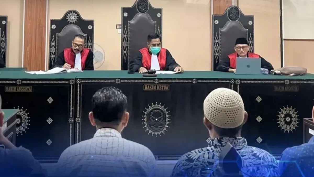 PUTUSAN: Para terdakwa mendengarkan pembacaan putusan yang dibacakan majelis hakim Pengadilan Tipikor Mataram, Rabu (8/4) lalu. (DOK LOMBOK POST)