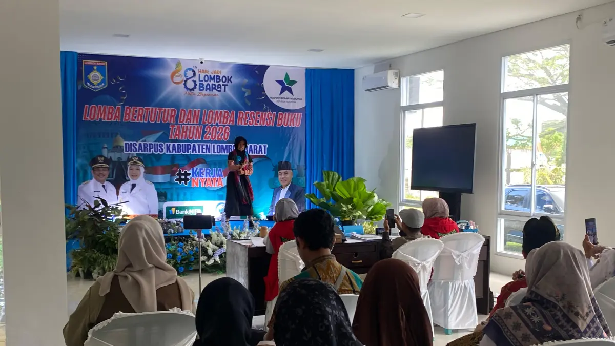 Salah satu peserta Lomba Bertutur tingkat SD saat tampil di Gedung Perpustakaan Daerah Lobar, Rabu (22/4). (TONI/LOMBOK POST)