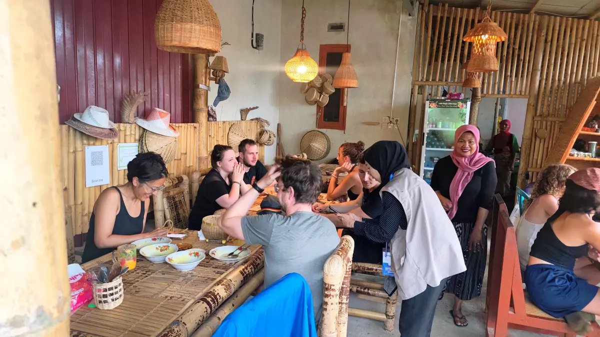 Sejumlah wisatawan asing menikmati makan dan minuman yang ada di Warung Rahma di Desa Jeruk Manis, Sikur, Lombok Timur, Rabu (22/4) lalu. (Dewi/Lombok Post) 