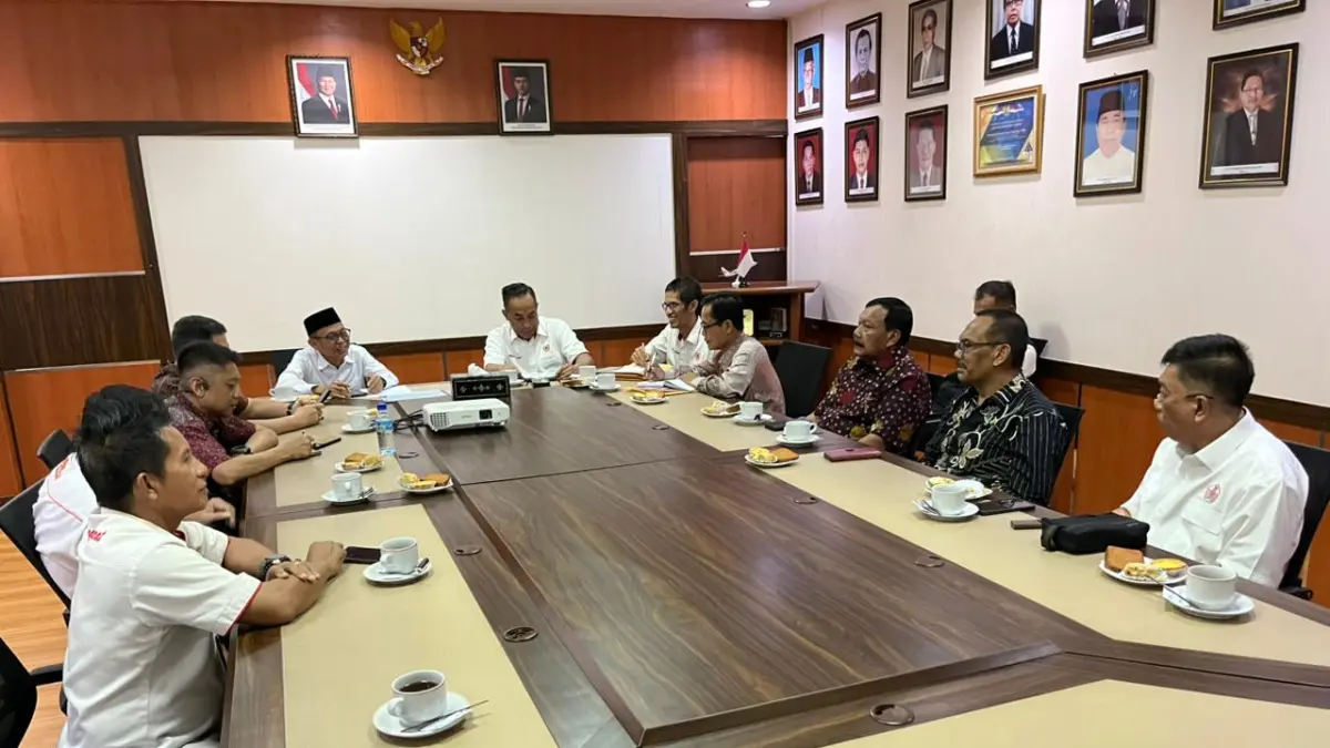 Sekda NTB Abul Chair didampingi Ketua KONI NTB Mori Hanafi dan Dikpora NTB menerima kunjungan Dispora DKI Jakarta, KONI Pusat, dan KONI DKI Jakarta. (PUJO/LOMBOK POST)