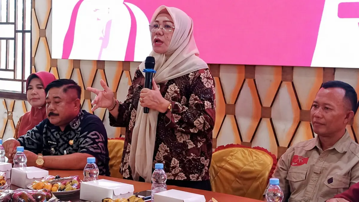 SERUAN: Wabup KSB Hanipah mengajak masyarakat melawan riba dan bank rontok saat RAT koperasi Syariah TBA Maluk di kantor Desa Batu Putih, Kamis (23/4). (Dok Prokopim Setda KSB)