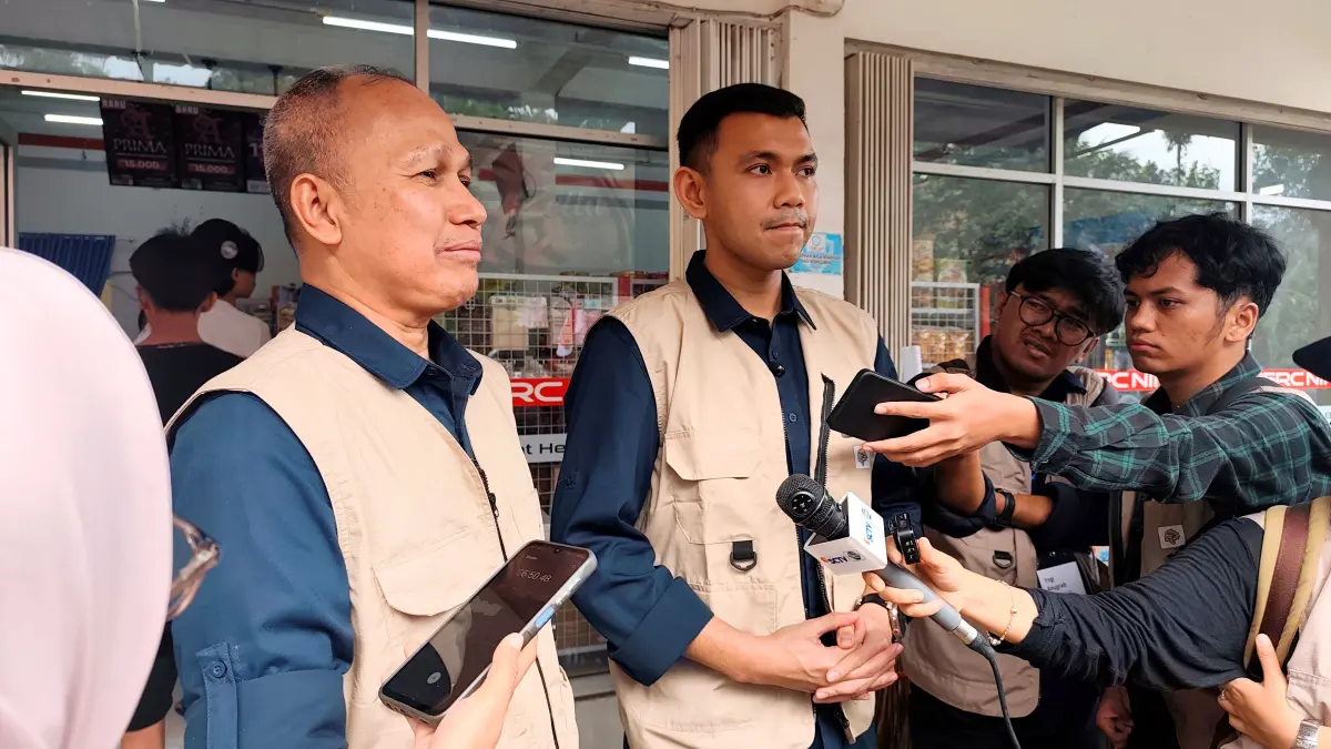 Staf Khusus Menkomdigi Alfreno Kautsar Ramadhan (tengah) bersama Direktur Akselerasi Infrastruktur Digital Komdigi Mulyadi (kiri) paparkan hasil kunjungan Kampung Internet di Desa Jeruk Manis, Kecamatan Sikur, Lombok Timur, Rabu (22/4).
